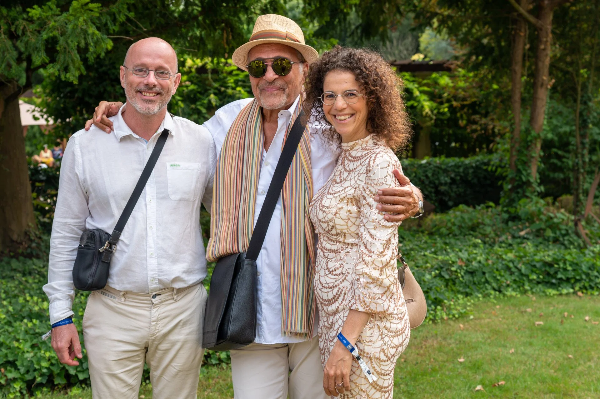Brieuc Simon, Jean Boghossian et Hanane Risayindi posent ensemble dans le jardin de la Villa Empain.
