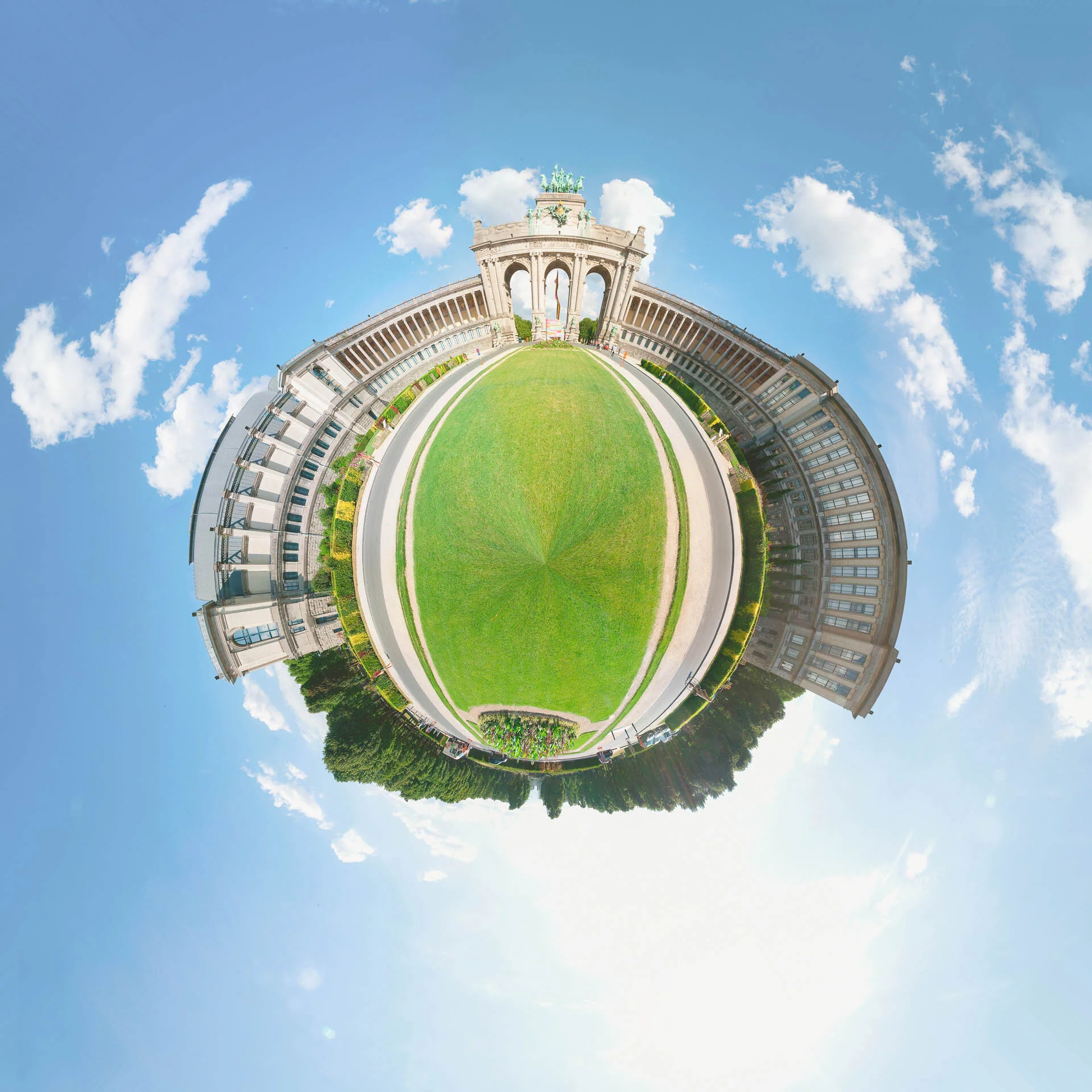 Mini-planète du parc du Cinquantenaire à Bruxelles, avec une pelouse centrale entourée des bâtiments et des arcades.