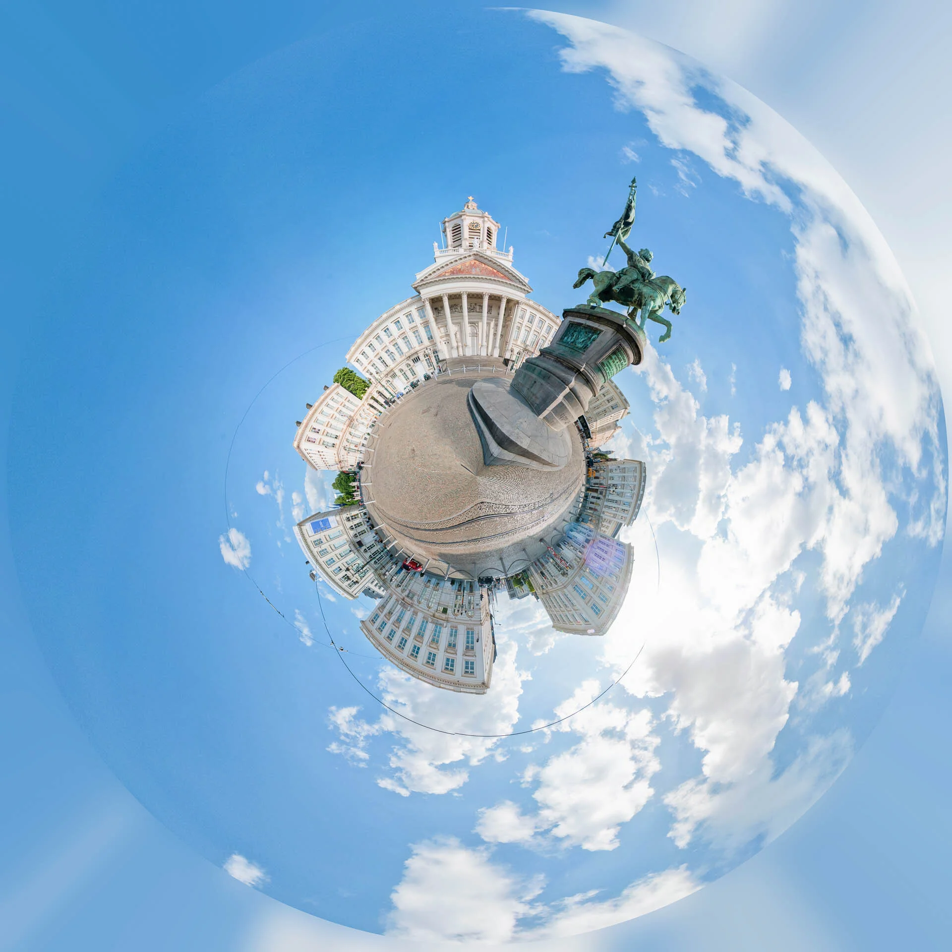 Mini-planète de la place Royale à Bruxelles, avec la statue équestre au centre et les bâtiments autour.