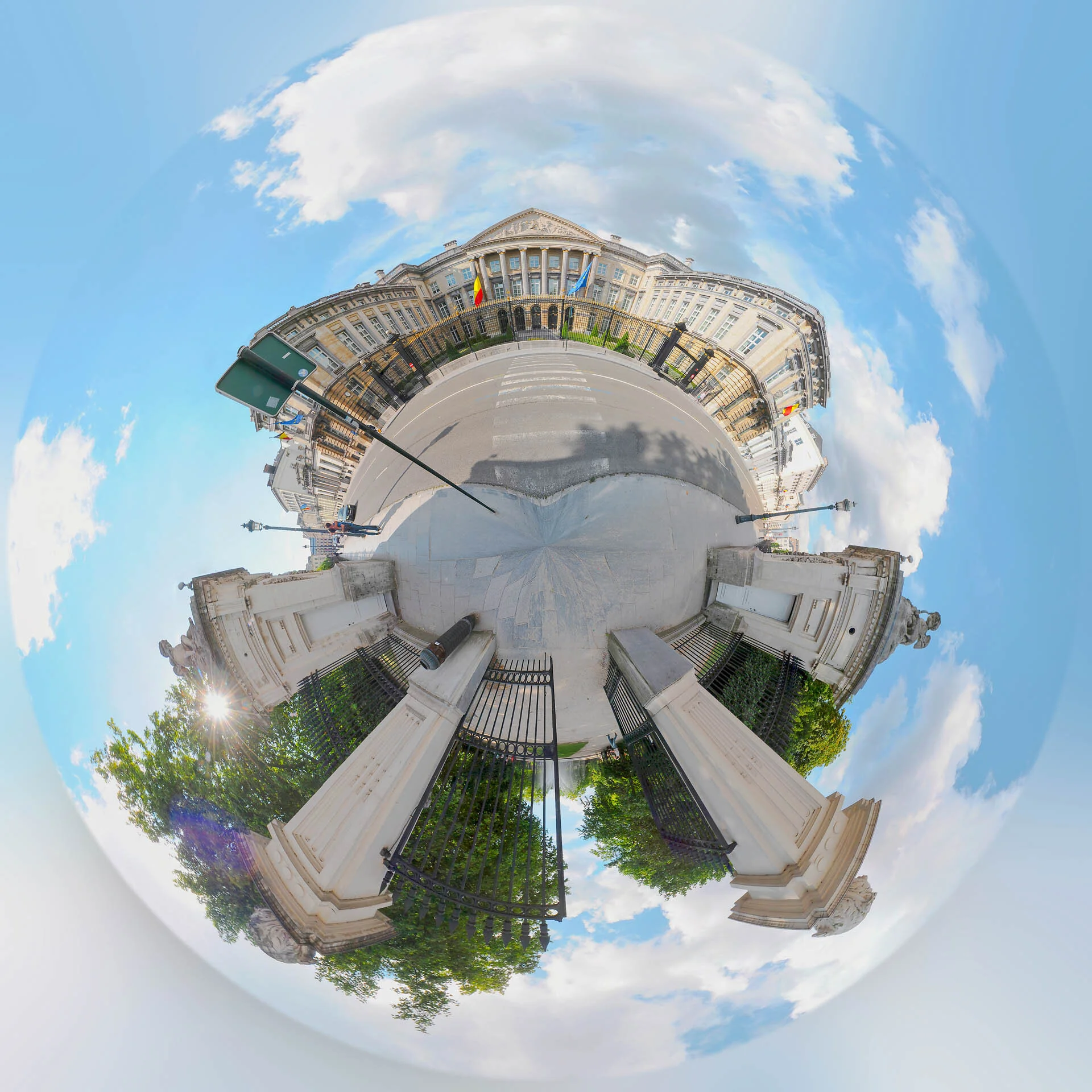 Mini-planète du Palais de la Nation à Bruxelles, avec la cour et les façades enroulées sous un ciel nuageux.