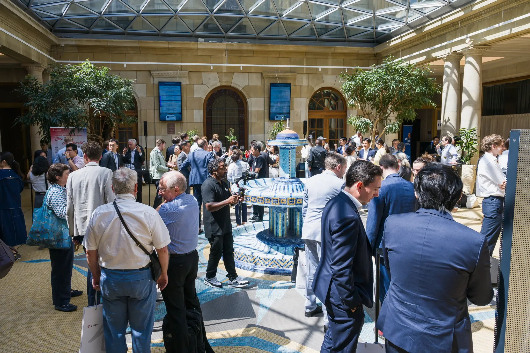 Ambiance lors d'une conférence internationale au Résidence Palace à Bruxelles