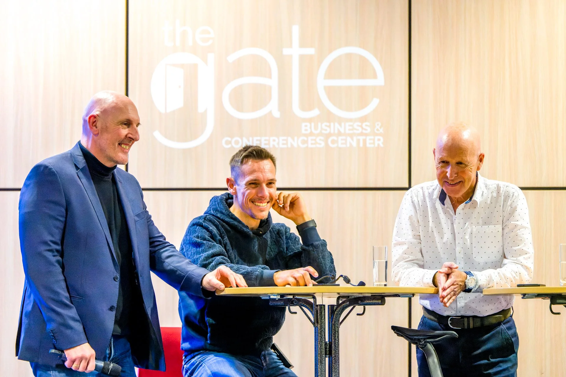 Charles Caprasse, Philippe Gilbert et Marc Van Staen réunis autour d’une table haute à The Gate, Axis Parc.