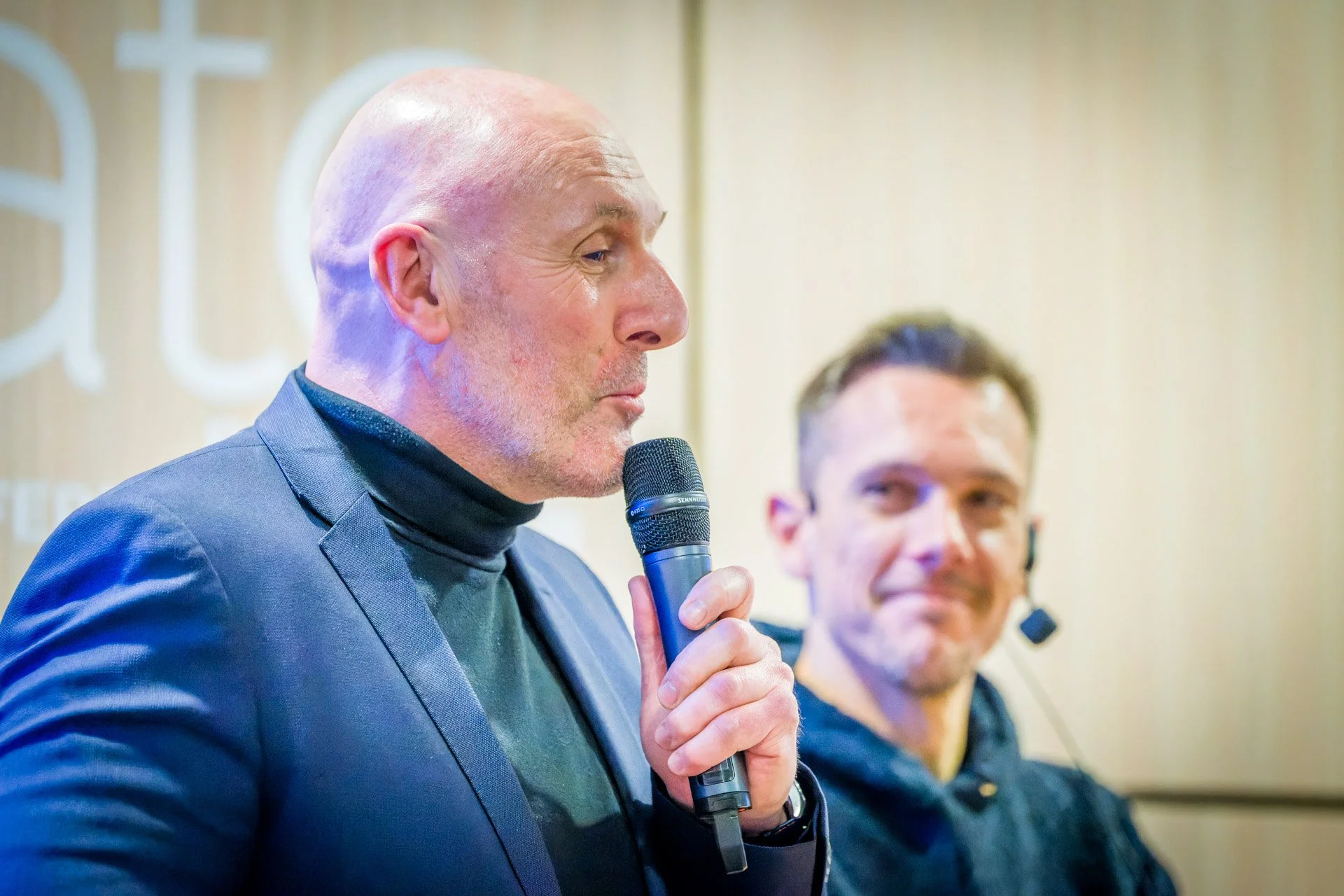 Une conférence organisée à l'Axis Parc à Mont-Saint-Guibert. Charles Caprasse à gauche et Philippe Gilbert à droite lors d'un événement public.
